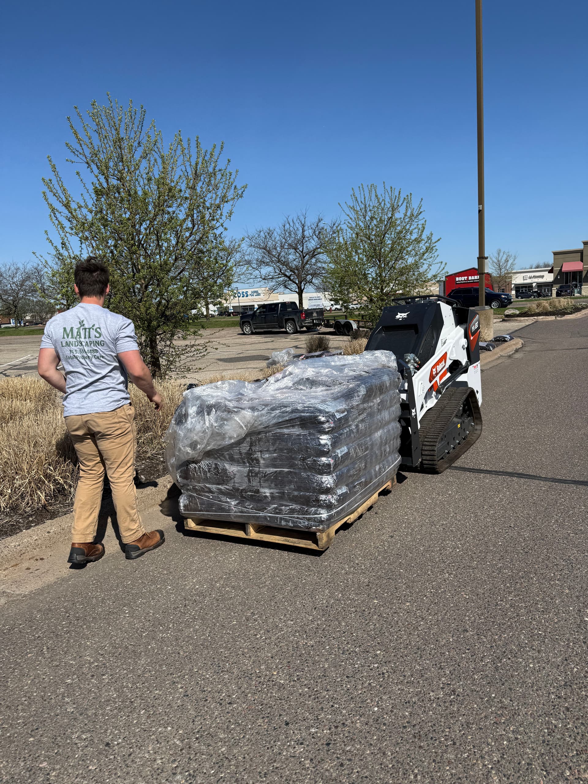 Gallery photos for Fresh Mulch, Clean Edging, and a New Machine Joining the Fleet: Image #3