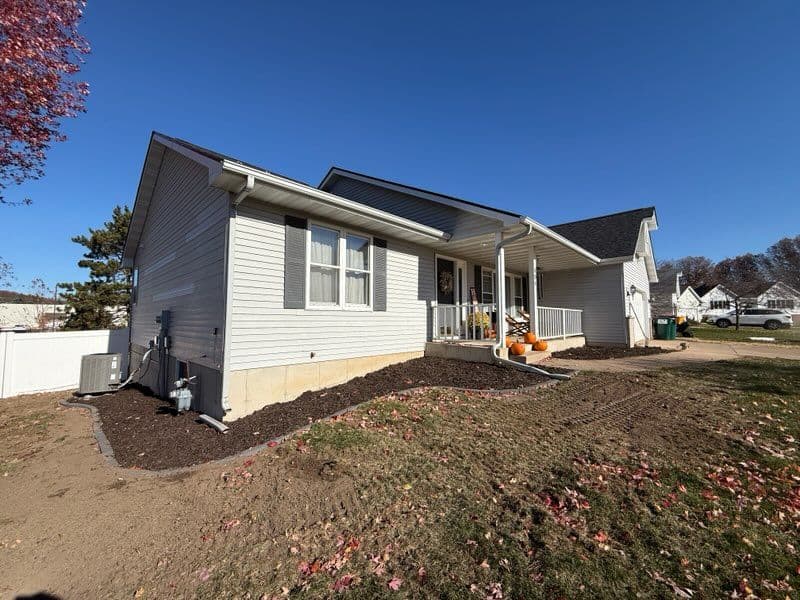 Gallery photos for Stylish Edging and Flower Beds for Backyard Retreat: Image #2